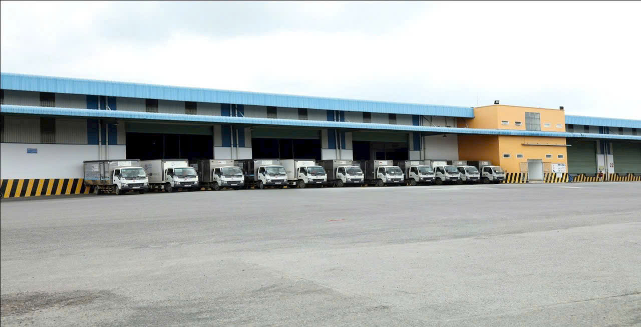 Cho Thuê Mặt Bằng Kho Xưởng Phường Tân Thới Hiệp Phường Tân Thới Hiệp, thuộc Quận 12, TPHCM, đang trở thành điểm nóng trên thị trường cho thuê mặt bằng kho xưởng phường tân thới hiệp TPHCM. Với vị trí chiến lược và tiềm năng phát triển mạnh mẽ, khu vực này thu hút nhiều doanh nghiệp tìm kiếm không gian lưu trữ và sản xuất.  Vị trí địa lý và tiềm năng phát triển của phường Tân Thới Hiệp Tân Thới Hiệp sở hữu vị trí đắc địa, kết nối thuận tiện với các quận trung tâm và các khu công nghiệp lớn của TPHCM. Điều này tạo điều kiện thuận lợi cho việc vận chuyển hàng hóa và mở rộng hoạt động kinh doanh. Bên cạnh đó, sự đầu tư vào cơ sở hạ tầng giao thông ngày càng hoàn thiện cũng góp phần thúc đẩy tiềm năng phát triển của khu vực này.  Giao thông: Nằm gần các tuyến đường huyết mạch như Quốc lộ 1A, đường Trường Chinh, giúp kết nối dễ dàng đến các tỉnh thành lân cận. Kinh tế: Khu vực đang trên đà phát triển, thu hút nhiều doanh nghiệp trong và ngoài nước. Hạ tầng: Cơ sở hạ tầng ngày càng được nâng cấp, đáp ứng nhu cầu của các doanh nghiệp. Nhu cầu thuê mặt bằng kho xưởng tại khu vực Nhu cầu thuê mặt bằng kho xưởng phường tân thới hiệp TPHCM ngày càng tăng cao do sự phát triển của các ngành công nghiệp và thương mại. Nhiều doanh nghiệp cần không gian lưu trữ hàng hóa, sản xuất hoặc làm kho trung chuyển. Điều này tạo ra sự cạnh tranh trên thị trường cho thuê, đồng thời mang đến nhiều lựa chọn cho khách hàng.  bài viết có các từ khóa cho thuê kho xưởng phường tân thới hiệp Khi tìm kiếm cho thuê kho xưởng phường tân thới hiệp TPHCM, các doanh nghiệp thường quan tâm đến các yếu tố như diện tích, vị trí, giá cả và tiện ích đi kèm. Việc lựa chọn kho xưởng phù hợp sẽ giúp doanh nghiệp tối ưu hóa chi phí và nâng cao hiệu quả hoạt động.  bài viết có các từ khóa cho thuê mặt bằng phường tân thới hiệp Ngoài kho xưởng, nhu cầu cho thuê mặt bằng phường tân thới hiệp TPHCM cũng rất đa dạng, bao gồm mặt bằng kinh doanh, văn phòng, kiot… Các doanh nghiệp có thể lựa chọn loại hình mặt bằng phù hợp với nhu cầu và quy mô hoạt động của mình.  bài viết có các từ khóa nhà xưởng cho thuê phường tân thới hiệp Trên thị trường hiện nay, có nhiều lựa chọn nhà xưởng cho thuê phường tân thới hiệp TPHCM với diện tích và mức giá khác nhau. Các doanh nghiệp cần cân nhắc kỹ lưỡng các yếu tố như vị trí, cơ sở hạ tầng, an ninh để đưa ra quyết định phù hợp.  Các Loại Hình Mặt Bằng Kho Xưởng Cho Thuê Phổ Biến Thị trường cho thuê mặt bằng kho xưởng phường tân thới hiệp TPHCM cung cấp nhiều loại hình khác nhau, đáp ứng nhu cầu đa dạng của các doanh nghiệp. Dưới đây là một số loại hình phổ biến:  Kho xưởng độc lập Đây là loại hình kho xưởng có diện tích lớn, nằm riêng biệt và không chung tường với các công trình khác. Kho xưởng độc lập thường phù hợp với các doanh nghiệp có nhu cầu lưu trữ hàng hóa lớn hoặc sản xuất quy mô.  Ưu điểm:  Không gian riêng tư, thoải mái. Dễ dàng quản lý và kiểm soát. Phù hợp với nhiều loại hình sản xuất và lưu trữ. Nhược điểm:  Chi phí thuê cao hơn. Ít tiện ích hỗ trợ. Kho xưởng trong khu công nghiệp Kho xưởng trong khu công nghiệp được xây dựng theo quy chuẩn, có cơ sở hạ tầng hoàn thiện và dịch vụ hỗ trợ đầy đủ. Loại hình này phù hợp với các doanh nghiệp muốn tận dụng lợi thế về hạ tầng và logistics.  Ưu điểm:  Cơ sở hạ tầng tốt, tiện ích đầy đủ. An ninh đảm bảo. Gần các đối tác và nhà cung cấp. Nhược điểm:  Chi phí thuê cao. Ít linh hoạt trong thiết kế và xây dựng. Nhà xưởng kết hợp văn phòng Đây là loại hình kho xưởng có thêm không gian văn phòng, giúp doanh nghiệp dễ dàng quản lý và điều hành hoạt động sản xuất kinh doanh. Loại hình này phù hợp với các doanh nghiệp vừa và nhỏ.  Ưu điểm:  Tiết kiệm chi phí thuê văn phòng. Thuận tiện cho việc quản lý và điều hành. Tăng tính chuyên nghiệp cho doanh nghiệp. Nhược điểm:  Diện tích kho xưởng có thể bị hạn chế. bài viết có các từ khóa văn phòng kho xưởng cho thuê phường tân thới hiệp Khi tìm kiếm văn phòng kho xưởng cho thuê phường tân thới hiệp TPHCM, các doanh nghiệp cần xem xét kỹ lưỡng các yếu tố như diện tích, vị trí, thiết kế và tiện ích đi kèm để đảm bảo phù hợp với nhu cầu sử dụng.  bài viết có các từ khóa văn phòng nhà ở cho thuê phường tân thới hiệp Ngoài ra, một số doanh nghiệp cũng có nhu cầu tìm kiếm văn phòng nhà ở cho thuê phường tân thới hiệp TPHCM, đặc biệt là các doanh nghiệp nhỏ hoặc các hộ kinh doanh cá thể.  bài viết có các từ khóa mặt bằng kiot cho thuê phường tân thới hiệp Đối với các doanh nghiệp nhỏ hoặc các hộ kinh doanh, mặt bằng kiot cho thuê phường tân thới hiệp TPHCM cũng là một lựa chọn phù hợp, giúp tiết kiệm chi phí và tiếp cận khách hàng dễ dàng hơn.  Lợi Ích Khi Thuê Mặt Bằng Kho Xưởng Tại Phường Tân Thới Hiệp Việc lựa chọn cho thuê mặt bằng kho xưởng phường tân thới hiệp TPHCM mang lại nhiều lợi ích cho các doanh nghiệp:  Vị trí chiến lược, giao thông thuận tiện Như đã đề cập, Tân Thới Hiệp có vị trí chiến lược, kết nối thuận tiện với các khu vực kinh tế trọng điểm của TPHCM và các tỉnh thành lân cận. Điều này giúp doanh nghiệp tiết kiệm thời gian và chi phí vận chuyển, đồng thời mở rộng thị trường.  Tiện ích và dịch vụ hỗ trợ đa dạng Tại Tân Thới Hiệp, các doanh nghiệp có thể dễ dàng tiếp cận các tiện ích và dịch vụ hỗ trợ như:  Ngân hàng, bưu điện. Nhà hàng, quán ăn. Cửa hàng tiện lợi. Dịch vụ bảo vệ, vệ sinh. Khả năng kết nối với các khu vực kinh tế trọng điểm Với vị trí thuận lợi, Tân Thới Hiệp giúp doanh nghiệp dễ dàng kết nối với các khu vực kinh tế trọng điểm như:  Các khu công nghiệp lân cận. Cảng Cát Lái. Sân bay Tân Sơn Nhất. Các trung tâm thương mại lớn. bài viết có các từ khóa nhà cho thuê phường tân thới hiệp Ngoài ra, một số doanh nghiệp cũng có nhu cầu tìm kiếm nhà cho thuê phường tân thới hiệp TPHCM để làm nơi ở cho nhân viên hoặc để kinh doanh.  bài viết có các từ khóa căn hộ nhà ở cho thuê phường tân thới hiệp Căn hộ nhà ở cho thuê phường tân thới hiệp TPHCM cũng là một lựa chọn phổ biến, đặc biệt là đối với các doanh nghiệp có nhiều nhân viên từ các tỉnh thành khác đến làm việc.  bài viết có các từ khóa mặt bằng kiot phòng trọ cho thuê phường tân thới hiệp Mặt bằng kiot phòng trọ cho thuê phường tân thới hiệp TPHCM cũng là một lựa chọn cho các cá nhân hoặc hộ gia đình có nhu cầu kinh doanh nhỏ lẻ.  Lưu Ý Quan Trọng Khi Tìm Thuê Mặt Bằng Kho Xưởng Để đảm bảo quá trình cho thuê mặt bằng kho xưởng phường tân thới hiệp TPHCM diễn ra suôn sẻ và hiệu quả, các doanh nghiệp cần lưu ý một số vấn đề sau:  Xác định rõ nhu cầu và mục đích sử dụng Trước khi tìm kiếm, doanh nghiệp cần xác định rõ nhu cầu và mục đích sử dụng kho xưởng, bao gồm:  Diện tích cần thiết. Loại hình hàng hóa lưu trữ. Yêu cầu về cơ sở hạ tầng. Ngân sách thuê. Kiểm tra kỹ lưỡng tính pháp lý của bất động sản Doanh nghiệp cần kiểm tra kỹ lưỡng tính pháp lý của bất động sản, bao gồm:  Giấy chứng nhận quyền sở hữu đất. Giấy phép xây dựng. Giấy phép kinh doanh (nếu có). Đánh giá cơ sở hạ tầng và tiện ích Doanh nghiệp cần đánh giá cơ sở hạ tầng và tiện ích của kho xưởng, bao gồm:  Hệ thống điện, nước. Hệ thống phòng cháy chữa cháy. Hệ thống an ninh. Đường xá, giao thông.