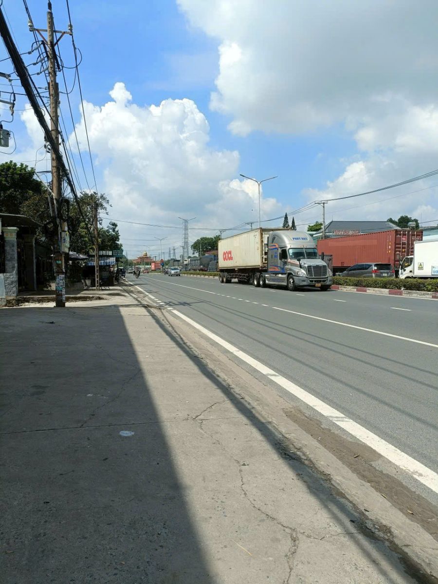 Cho Thuê Mặt Bằng Kho Xưởng Phường Tân Thới Hiệp Phường Tân Thới Hiệp, thuộc Quận 12, TPHCM, đang trở thành điểm nóng trên thị trường cho thuê mặt bằng kho xưởng phường tân thới hiệp TPHCM. Với vị trí chiến lược và tiềm năng phát triển mạnh mẽ, khu vực này thu hút nhiều doanh nghiệp tìm kiếm không gian lưu trữ và sản xuất.  Vị trí địa lý và tiềm năng phát triển của phường Tân Thới Hiệp Tân Thới Hiệp sở hữu vị trí đắc địa, kết nối thuận tiện với các quận trung tâm và các khu công nghiệp lớn của TPHCM. Điều này tạo điều kiện thuận lợi cho việc vận chuyển hàng hóa và mở rộng hoạt động kinh doanh. Bên cạnh đó, sự đầu tư vào cơ sở hạ tầng giao thông ngày càng hoàn thiện cũng góp phần thúc đẩy tiềm năng phát triển của khu vực này.  Giao thông: Nằm gần các tuyến đường huyết mạch như Quốc lộ 1A, đường Trường Chinh, giúp kết nối dễ dàng đến các tỉnh thành lân cận. Kinh tế: Khu vực đang trên đà phát triển, thu hút nhiều doanh nghiệp trong và ngoài nước. Hạ tầng: Cơ sở hạ tầng ngày càng được nâng cấp, đáp ứng nhu cầu của các doanh nghiệp. Nhu cầu thuê mặt bằng kho xưởng tại khu vực Nhu cầu thuê mặt bằng kho xưởng phường tân thới hiệp TPHCM ngày càng tăng cao do sự phát triển của các ngành công nghiệp và thương mại. Nhiều doanh nghiệp cần không gian lưu trữ hàng hóa, sản xuất hoặc làm kho trung chuyển. Điều này tạo ra sự cạnh tranh trên thị trường cho thuê, đồng thời mang đến nhiều lựa chọn cho khách hàng.  bài viết có các từ khóa cho thuê kho xưởng phường tân thới hiệp Khi tìm kiếm cho thuê kho xưởng phường tân thới hiệp TPHCM, các doanh nghiệp thường quan tâm đến các yếu tố như diện tích, vị trí, giá cả và tiện ích đi kèm. Việc lựa chọn kho xưởng phù hợp sẽ giúp doanh nghiệp tối ưu hóa chi phí và nâng cao hiệu quả hoạt động.  bài viết có các từ khóa cho thuê mặt bằng phường tân thới hiệp Ngoài kho xưởng, nhu cầu cho thuê mặt bằng phường tân thới hiệp TPHCM cũng rất đa dạng, bao gồm mặt bằng kinh doanh, văn phòng, kiot… Các doanh nghiệp có thể lựa chọn loại hình mặt bằng phù hợp với nhu cầu và quy mô hoạt động của mình.  bài viết có các từ khóa nhà xưởng cho thuê phường tân thới hiệp Trên thị trường hiện nay, có nhiều lựa chọn nhà xưởng cho thuê phường tân thới hiệp TPHCM với diện tích và mức giá khác nhau. Các doanh nghiệp cần cân nhắc kỹ lưỡng các yếu tố như vị trí, cơ sở hạ tầng, an ninh để đưa ra quyết định phù hợp.  Các Loại Hình Mặt Bằng Kho Xưởng Cho Thuê Phổ Biến Thị trường cho thuê mặt bằng kho xưởng phường tân thới hiệp TPHCM cung cấp nhiều loại hình khác nhau, đáp ứng nhu cầu đa dạng của các doanh nghiệp. Dưới đây là một số loại hình phổ biến:  Kho xưởng độc lập Đây là loại hình kho xưởng có diện tích lớn, nằm riêng biệt và không chung tường với các công trình khác. Kho xưởng độc lập thường phù hợp với các doanh nghiệp có nhu cầu lưu trữ hàng hóa lớn hoặc sản xuất quy mô.  Ưu điểm:  Không gian riêng tư, thoải mái. Dễ dàng quản lý và kiểm soát. Phù hợp với nhiều loại hình sản xuất và lưu trữ. Nhược điểm:  Chi phí thuê cao hơn. Ít tiện ích hỗ trợ. Kho xưởng trong khu công nghiệp Kho xưởng trong khu công nghiệp được xây dựng theo quy chuẩn, có cơ sở hạ tầng hoàn thiện và dịch vụ hỗ trợ đầy đủ. Loại hình này phù hợp với các doanh nghiệp muốn tận dụng lợi thế về hạ tầng và logistics.  Ưu điểm:  Cơ sở hạ tầng tốt, tiện ích đầy đủ. An ninh đảm bảo. Gần các đối tác và nhà cung cấp. Nhược điểm:  Chi phí thuê cao. Ít linh hoạt trong thiết kế và xây dựng. Nhà xưởng kết hợp văn phòng Đây là loại hình kho xưởng có thêm không gian văn phòng, giúp doanh nghiệp dễ dàng quản lý và điều hành hoạt động sản xuất kinh doanh. Loại hình này phù hợp với các doanh nghiệp vừa và nhỏ.  Ưu điểm:  Tiết kiệm chi phí thuê văn phòng. Thuận tiện cho việc quản lý và điều hành. Tăng tính chuyên nghiệp cho doanh nghiệp. Nhược điểm:  Diện tích kho xưởng có thể bị hạn chế. bài viết có các từ khóa văn phòng kho xưởng cho thuê phường tân thới hiệp Khi tìm kiếm văn phòng kho xưởng cho thuê phường tân thới hiệp TPHCM, các doanh nghiệp cần xem xét kỹ lưỡng các yếu tố như diện tích, vị trí, thiết kế và tiện ích đi kèm để đảm bảo phù hợp với nhu cầu sử dụng.  bài viết có các từ khóa văn phòng nhà ở cho thuê phường tân thới hiệp Ngoài ra, một số doanh nghiệp cũng có nhu cầu tìm kiếm văn phòng nhà ở cho thuê phường tân thới hiệp TPHCM, đặc biệt là các doanh nghiệp nhỏ hoặc các hộ kinh doanh cá thể.  bài viết có các từ khóa mặt bằng kiot cho thuê phường tân thới hiệp Đối với các doanh nghiệp nhỏ hoặc các hộ kinh doanh, mặt bằng kiot cho thuê phường tân thới hiệp TPHCM cũng là một lựa chọn phù hợp, giúp tiết kiệm chi phí và tiếp cận khách hàng dễ dàng hơn.  Lợi Ích Khi Thuê Mặt Bằng Kho Xưởng Tại Phường Tân Thới Hiệp Việc lựa chọn cho thuê mặt bằng kho xưởng phường tân thới hiệp TPHCM mang lại nhiều lợi ích cho các doanh nghiệp:  Vị trí chiến lược, giao thông thuận tiện Như đã đề cập, Tân Thới Hiệp có vị trí chiến lược, kết nối thuận tiện với các khu vực kinh tế trọng điểm của TPHCM và các tỉnh thành lân cận. Điều này giúp doanh nghiệp tiết kiệm thời gian và chi phí vận chuyển, đồng thời mở rộng thị trường.  Tiện ích và dịch vụ hỗ trợ đa dạng Tại Tân Thới Hiệp, các doanh nghiệp có thể dễ dàng tiếp cận các tiện ích và dịch vụ hỗ trợ như:  Ngân hàng, bưu điện. Nhà hàng, quán ăn. Cửa hàng tiện lợi. Dịch vụ bảo vệ, vệ sinh. Khả năng kết nối với các khu vực kinh tế trọng điểm Với vị trí thuận lợi, Tân Thới Hiệp giúp doanh nghiệp dễ dàng kết nối với các khu vực kinh tế trọng điểm như:  Các khu công nghiệp lân cận. Cảng Cát Lái. Sân bay Tân Sơn Nhất. Các trung tâm thương mại lớn. bài viết có các từ khóa nhà cho thuê phường tân thới hiệp Ngoài ra, một số doanh nghiệp cũng có nhu cầu tìm kiếm nhà cho thuê phường tân thới hiệp TPHCM để làm nơi ở cho nhân viên hoặc để kinh doanh.  bài viết có các từ khóa căn hộ nhà ở cho thuê phường tân thới hiệp Căn hộ nhà ở cho thuê phường tân thới hiệp TPHCM cũng là một lựa chọn phổ biến, đặc biệt là đối với các doanh nghiệp có nhiều nhân viên từ các tỉnh thành khác đến làm việc.  bài viết có các từ khóa mặt bằng kiot phòng trọ cho thuê phường tân thới hiệp Mặt bằng kiot phòng trọ cho thuê phường tân thới hiệp TPHCM cũng là một lựa chọn cho các cá nhân hoặc hộ gia đình có nhu cầu kinh doanh nhỏ lẻ.  Lưu Ý Quan Trọng Khi Tìm Thuê Mặt Bằng Kho Xưởng Để đảm bảo quá trình cho thuê mặt bằng kho xưởng phường tân thới hiệp TPHCM diễn ra suôn sẻ và hiệu quả, các doanh nghiệp cần lưu ý một số vấn đề sau:  Xác định rõ nhu cầu và mục đích sử dụng Trước khi tìm kiếm, doanh nghiệp cần xác định rõ nhu cầu và mục đích sử dụng kho xưởng, bao gồm:  Diện tích cần thiết. Loại hình hàng hóa lưu trữ. Yêu cầu về cơ sở hạ tầng. Ngân sách thuê. Kiểm tra kỹ lưỡng tính pháp lý của bất động sản Doanh nghiệp cần kiểm tra kỹ lưỡng tính pháp lý của bất động sản, bao gồm:  Giấy chứng nhận quyền sở hữu đất. Giấy phép xây dựng. Giấy phép kinh doanh (nếu có). Đánh giá cơ sở hạ tầng và tiện ích Doanh nghiệp cần đánh giá cơ sở hạ tầng và tiện ích của kho xưởng, bao gồm:  Hệ thống điện, nước. Hệ thống phòng cháy chữa cháy. Hệ thống an ninh. Đường xá, giao thông.